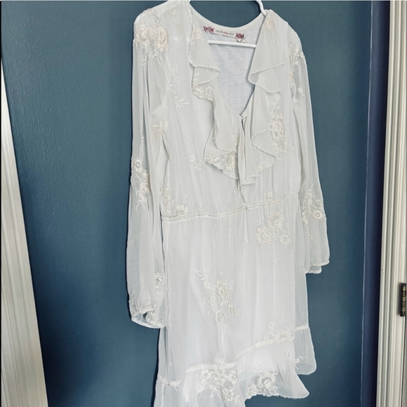 Chelsea & Violet Boho White and Ivory Floral Embroidered Slip On Dress Small - Picture 2 of 10